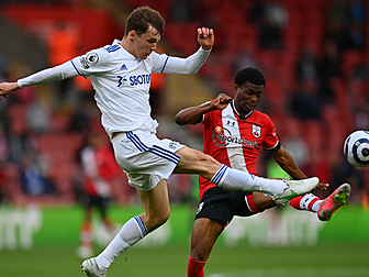 Leeds' Diego Llorente tests po...